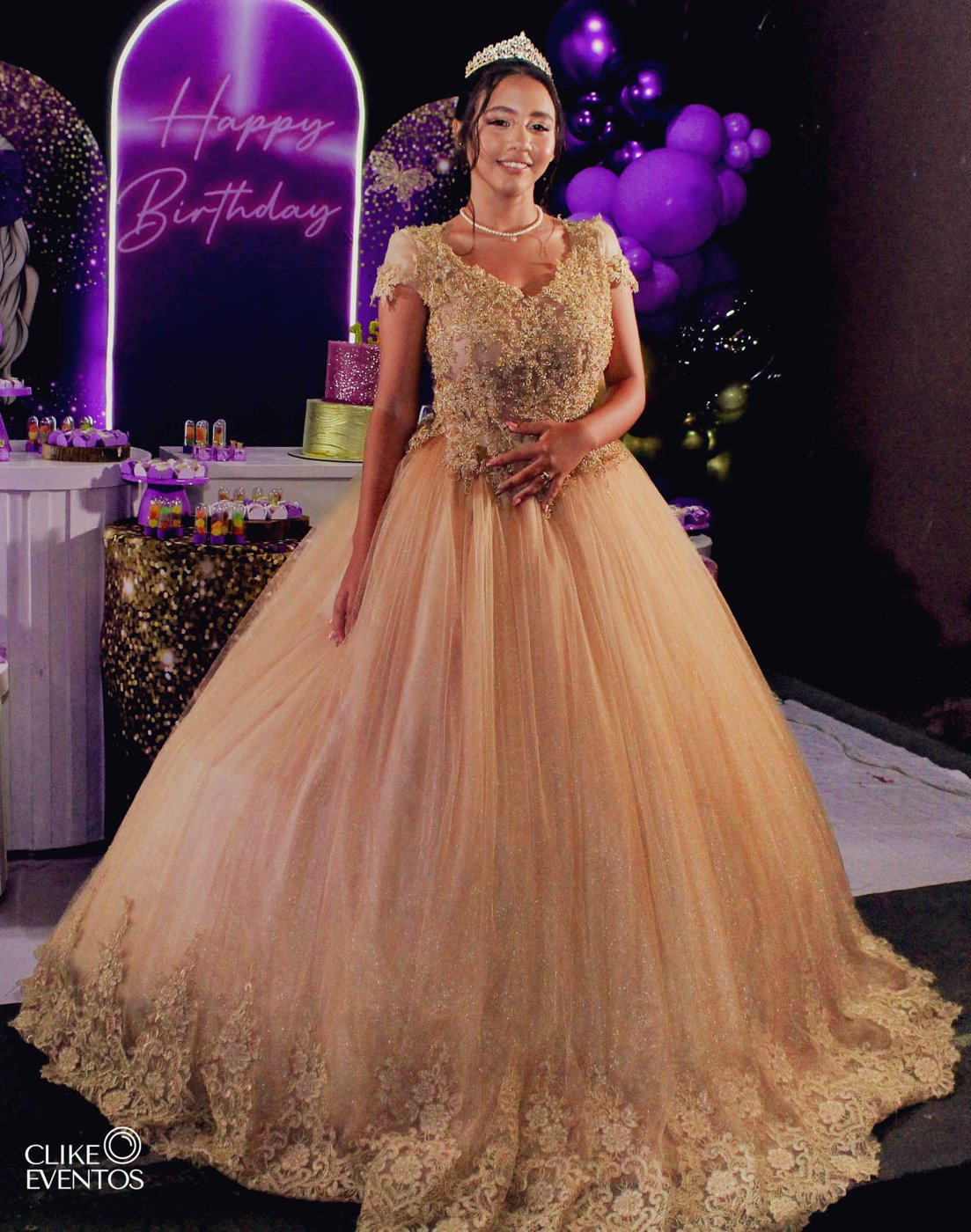 Festa de 15 anos — vestido dourado